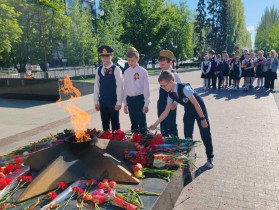 Есть в праздник Победы мгновенья печали.....