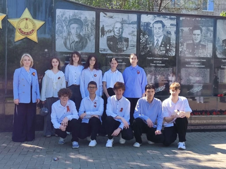 Есть в праздник Победы мгновенья печали.....